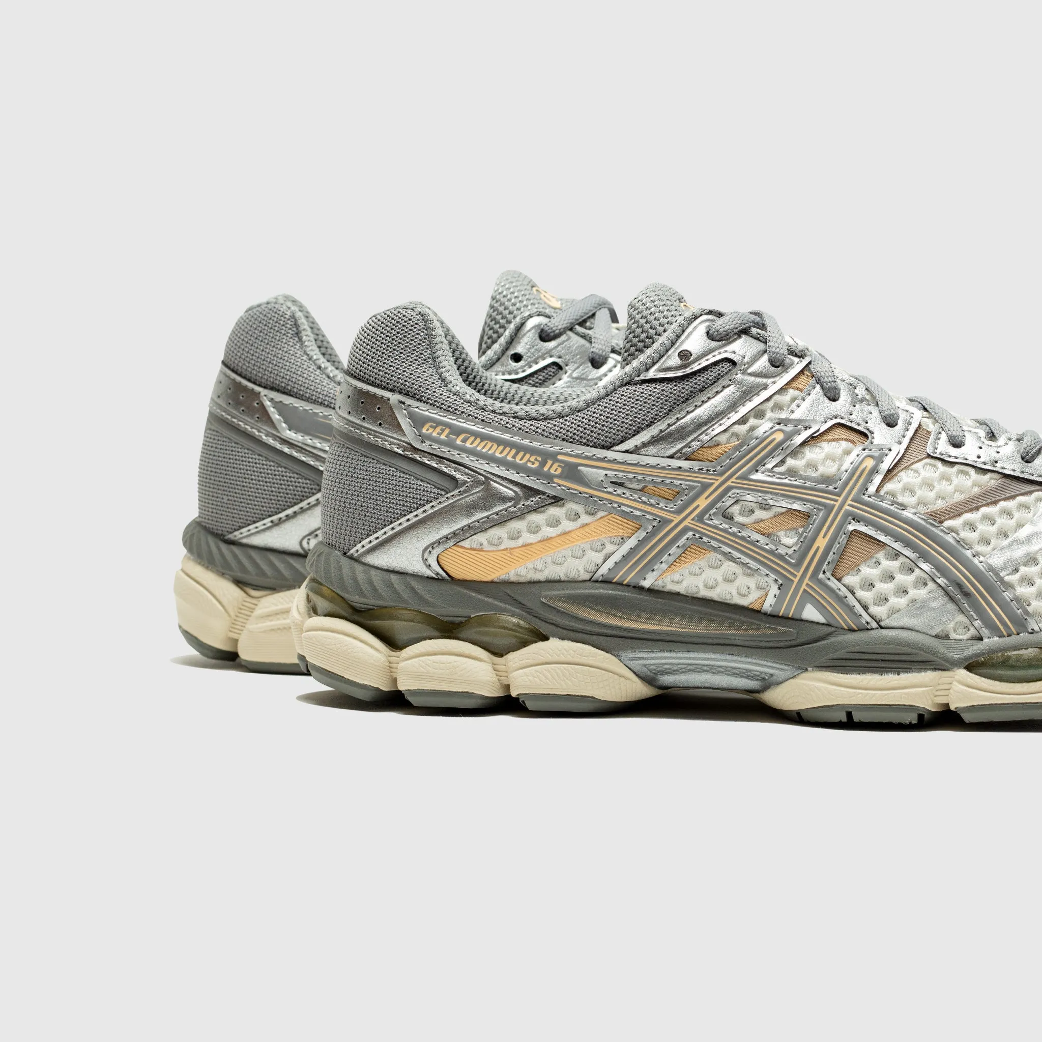 GEL-CUMULUS 16 Footbed contour running in parks