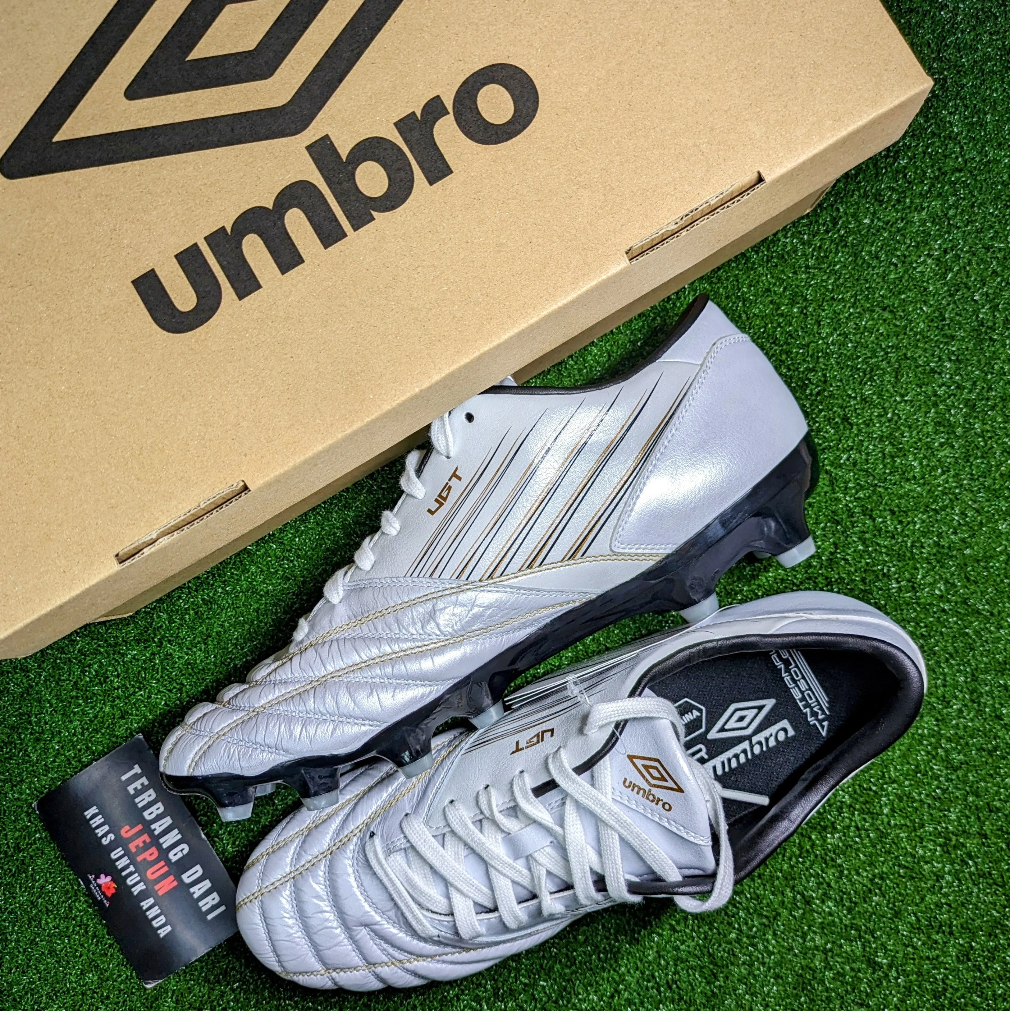 Umbro Accerator f-lash HG Breath Comfort Ankle Protection