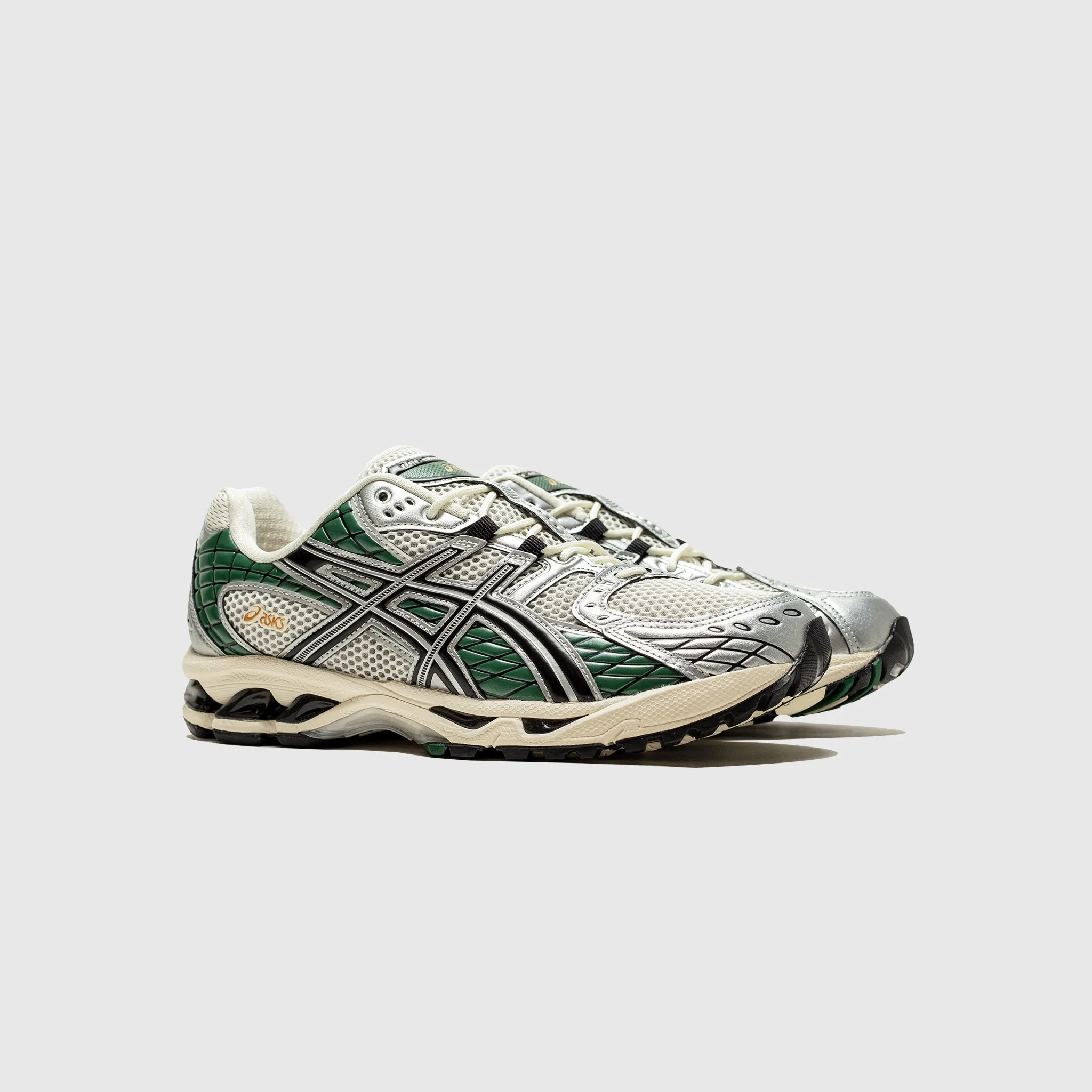 Aerodynamic Sole Design running at night GEL-NIMBUS 10.1