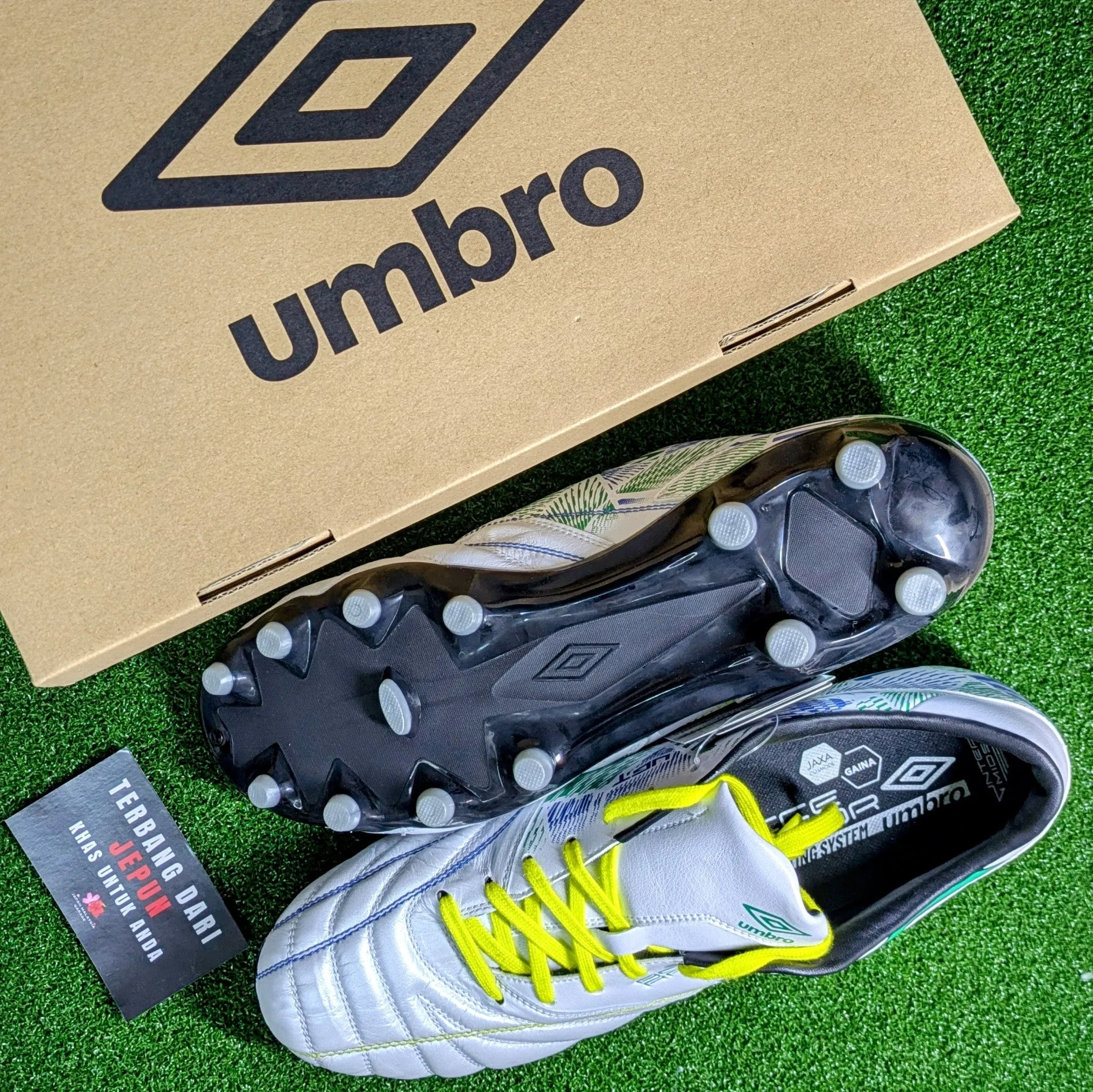 Running Grip Flexible Support Umbro Accerator f-lash HG(White/Green)