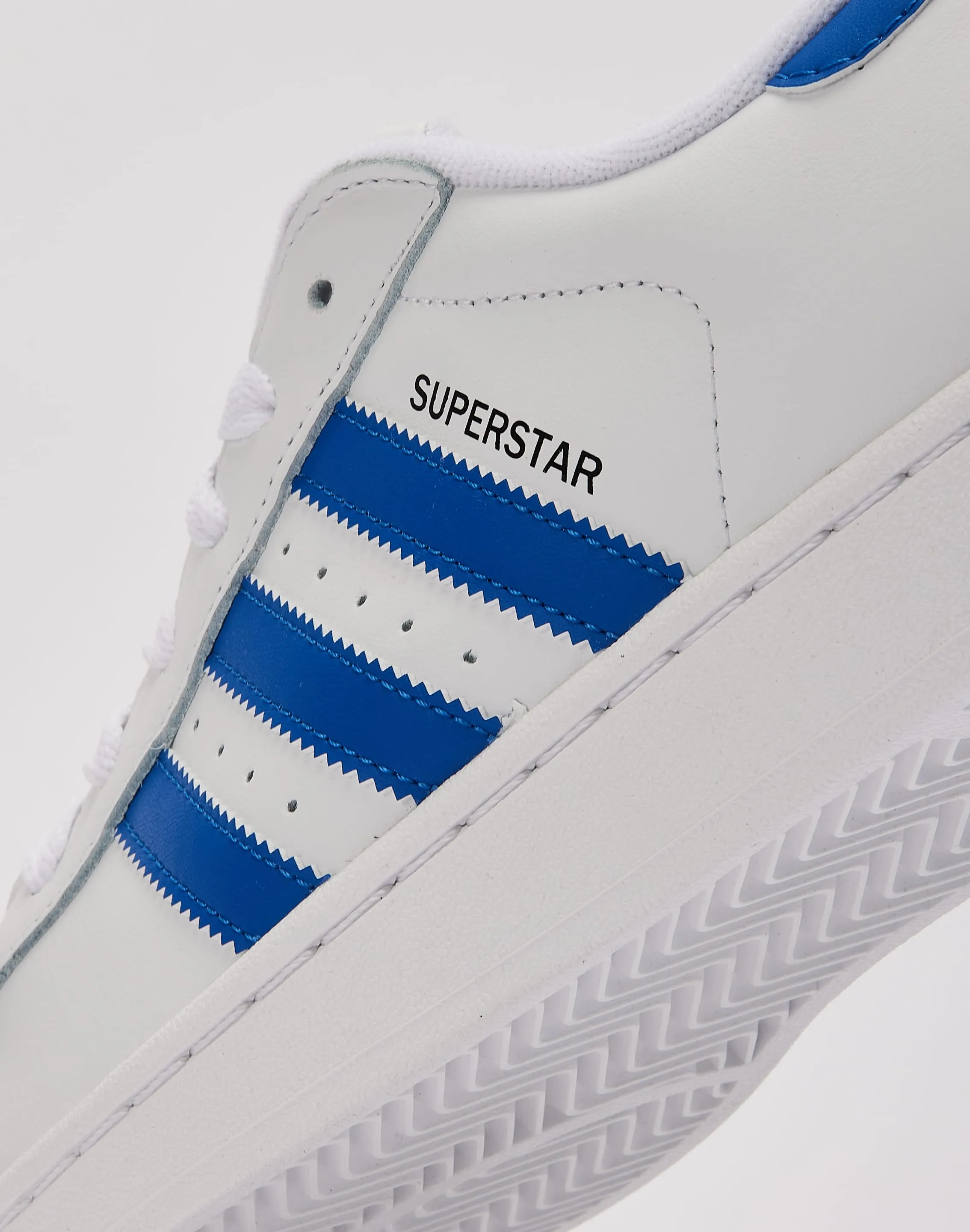 Travel Essential Cloud Light Adidas Superstar II
