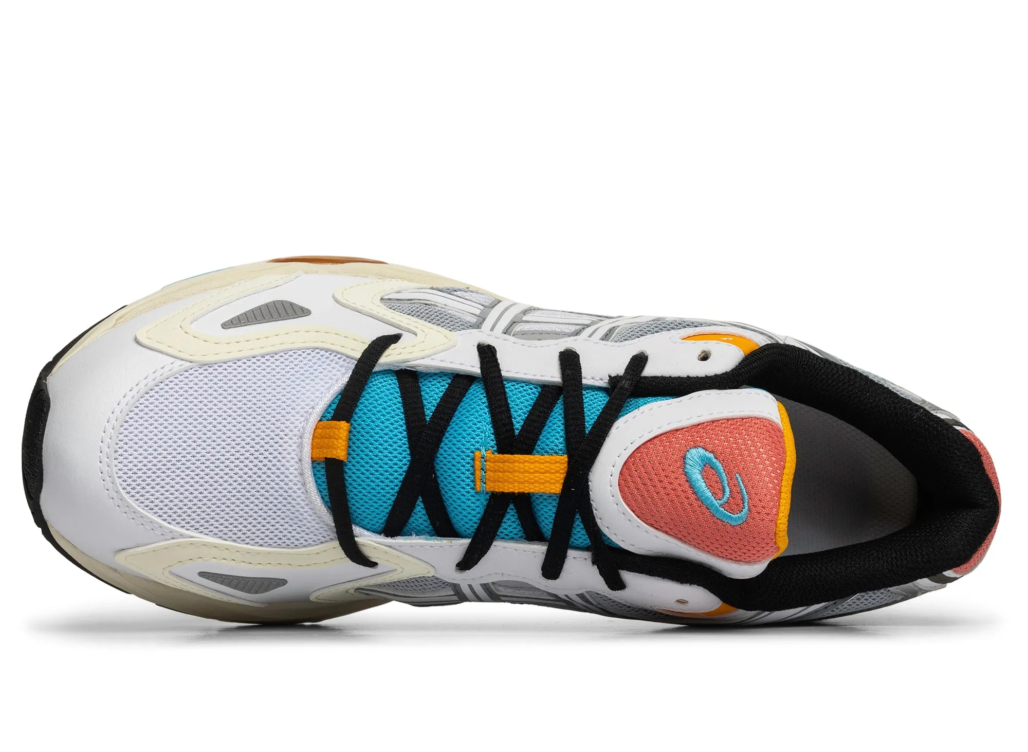 Rolling Stability running in a wooden bridge area shoes Asics Gel-K1011