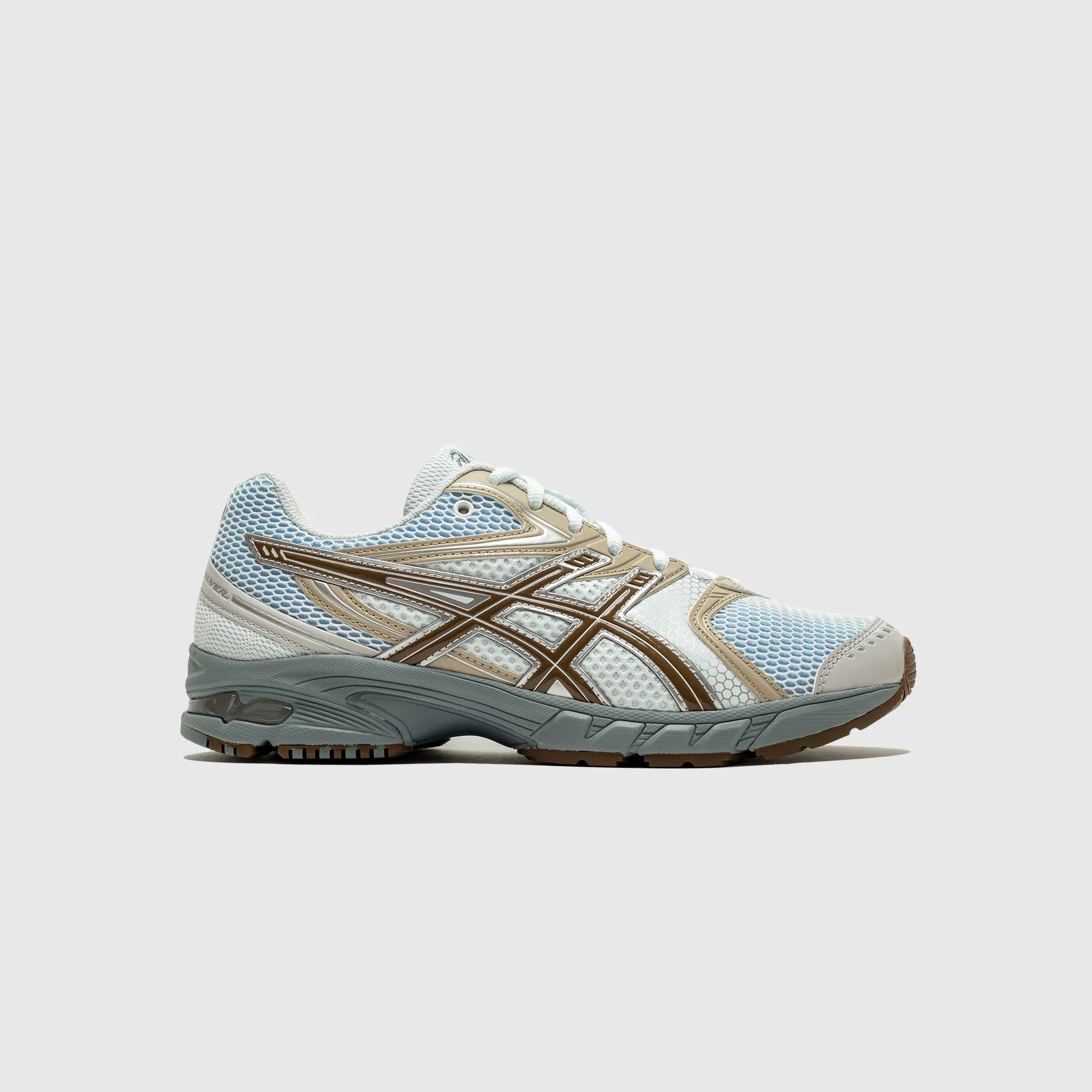 Ventilated Perforation System running in a marathon shoes GEL-DS TRAINER 14